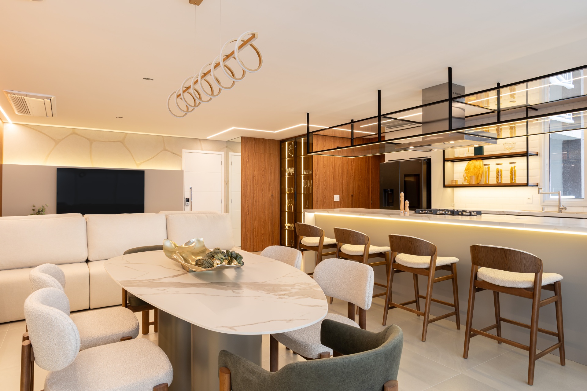 Sala de estar integrada com cozinha planejada